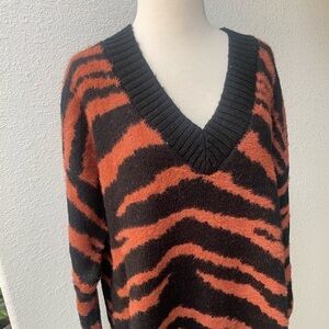 Skies Are Blue Animal Print V-Neck Sweater Brown Black Women’s Sz Small Pullover